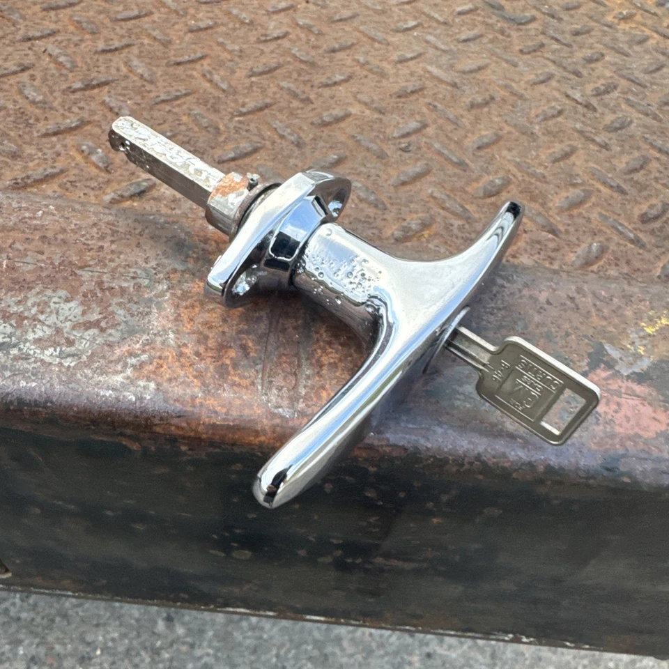 Manija de bloqueo de escotilla trasera con llave para Chevy Blazer Jimmy 1969-72 original GM Foto 3 de 4