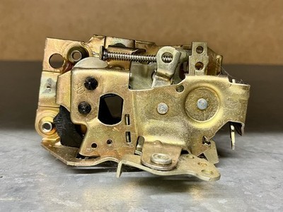 Chevy Türschloss Riegel vorne rechts GM 16602474 Door Latch C K Pickups Suburban