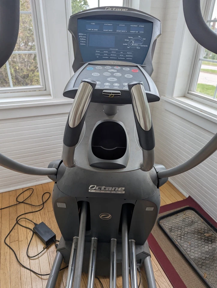 Máquina de ejercicio elíptica Octane Q47ce profesional en orden de funcionamiento completa Foto 2 de 4
