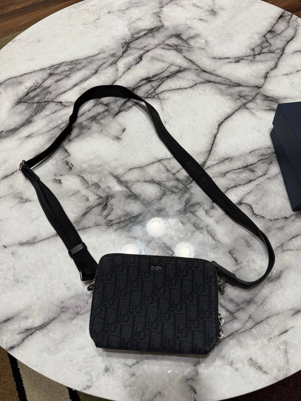 Pochette homme Dior oblique jacquard avec sangle bleu marine