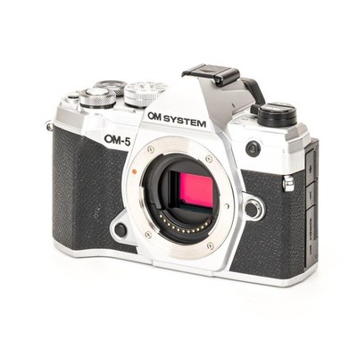 OM SYSTEM OM-5 (silber) ca. 5.000 Ausl. Kamera