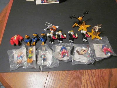 17 LOONEY TUNES ''PVC'' figures: COYOTE, Sylvester, BUGS BUNNY, DAFFY DUCK, ETC
