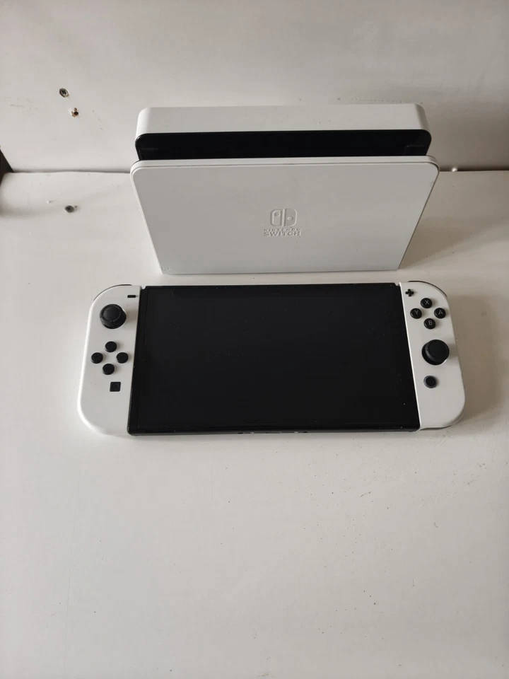 Nintendo Switch OLED, foto 1 di 3