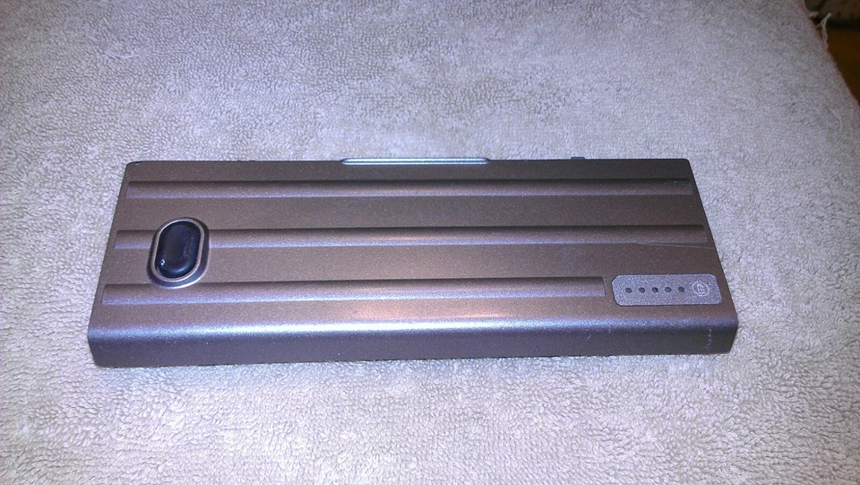 Batería genuina para computadora portátil Dell OEM D620 D630 OEM PC764 6 celdas  Foto 3 de 4