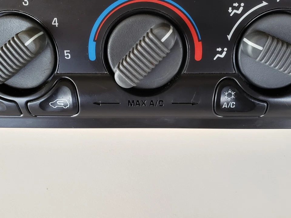99-02 Gmc Sierra 1500 15753264 Panel de control de clima Unidad de temperatura Calentador de aire acondicionado Foto 2 de 4