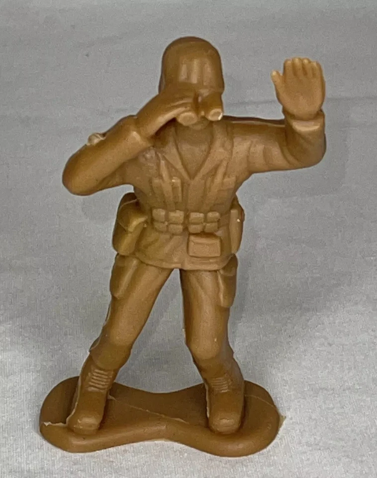 Vintage lot 4 Greenbrier International Inc Tan 4 inch Plastic Army Men Soldiers - Image 3 of 4