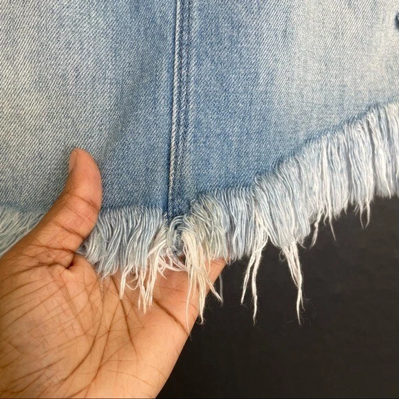 Saia curta jeans retrô Bebe Y2K tamanho 29 lavagem leve aisemétrica desgastada anos 90 - Imagem 2 de 4