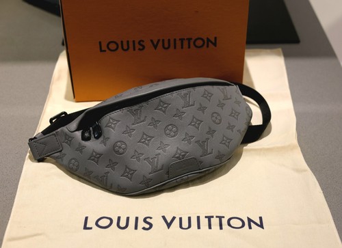 Louis Vuitton Discovery PM Bumbag Anthracite Grey Men's Embossed Monogram