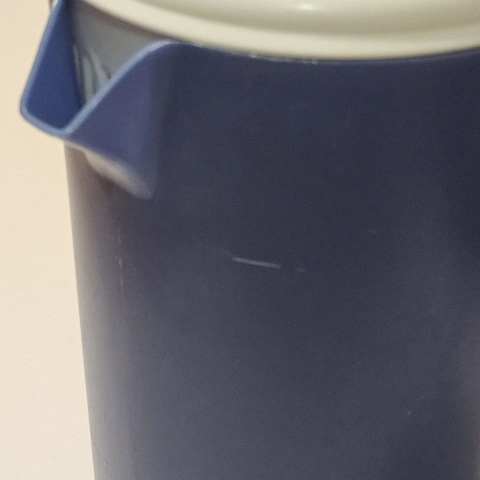 VTG Rubbermaid Pitcher 2 1/4 Quart  J-2445 & Lid J-2440 Blue & White - Image 4 of 4