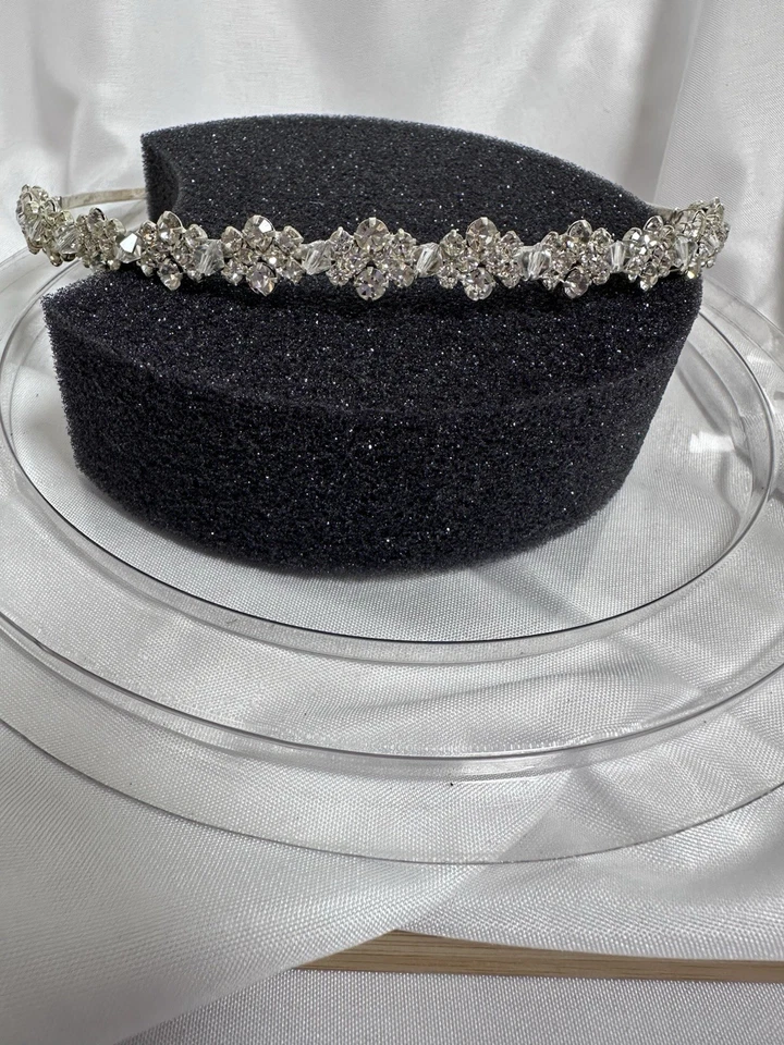 Diadema de diamantes de imitación de colección de tiara nupcial de David plateada Foto 3 de 4