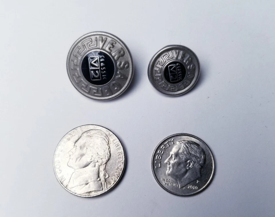 8er SET VINTAGE VERSACE V2 CLASSIC SILBERFARBEN 13MM ERSATZ HEMD KNÖPFE - Bild 3 von 4