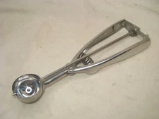 pre-owned PAMPERED CHEF scoop manual squeeze scooper 1 3/8"
