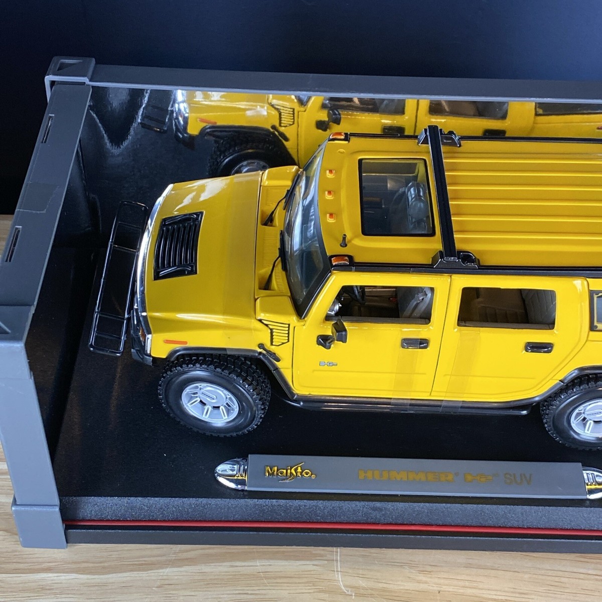 Maisto Hummer H2 SUV Premiere Edition 1:18 Scale w/ Stand - Yellow