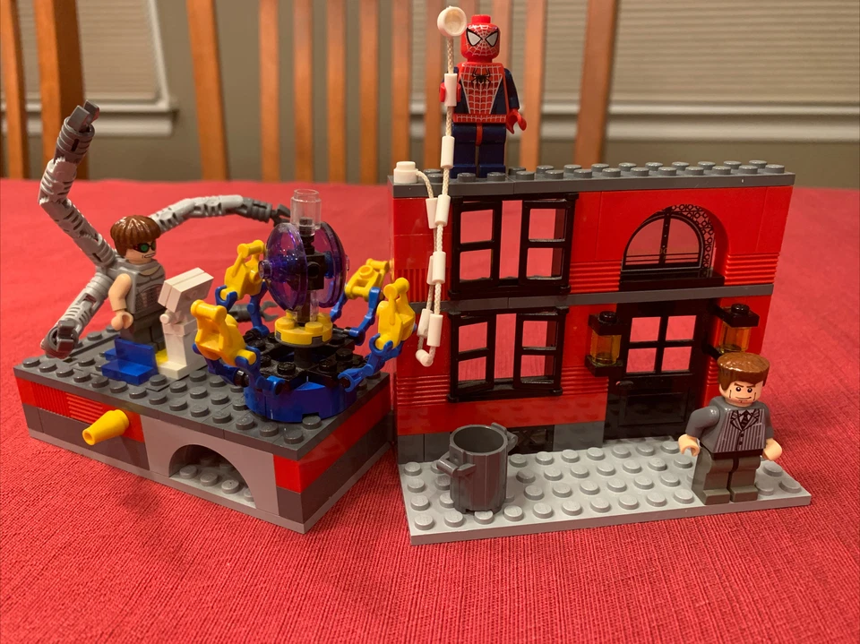Lego 4857 spiderman 2 Doc Ock’s Fusion Lab. No Manual 99% Complete. Missing piec - Image 2 of 4