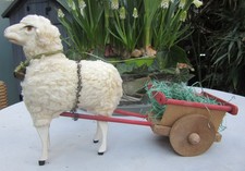 großes altes  Wollschaf  mit Wagen Karren  Osterlamm