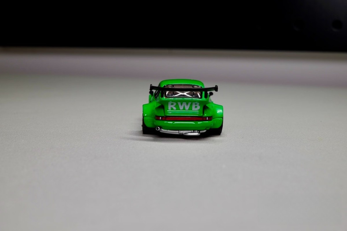 Pop Race XCartoys1/64 RWB 930 Green HEC Ltd 8% SECRET CHASE CHANCE