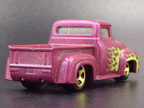 1956 56 FORD F100 PICKUP TRUCK VIOLA MODELLO DIECAST IN SCALA 1:64 DIORAMA - Foto 5 di 5