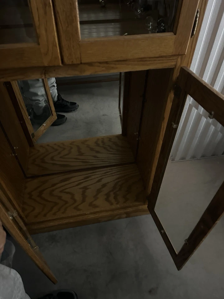 Armario para curiosidades de madera iluminada Foto 3 de 4