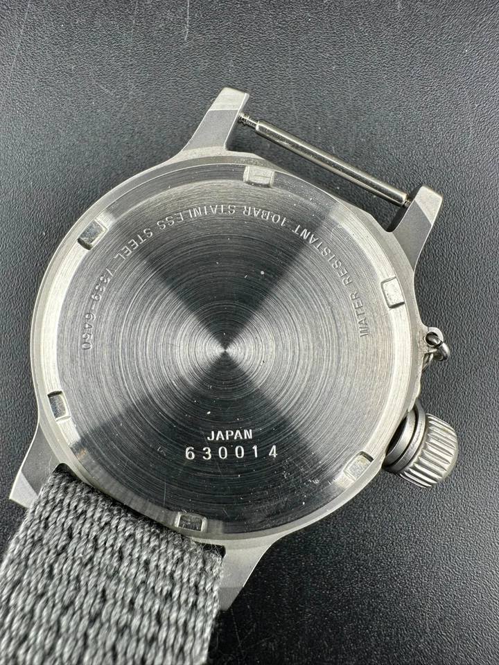 Reloj de campo de cuarzo de 37 mm con bisel de brújula esfera completa Seiko para hombre V339-6A50 Foto 3 de 4