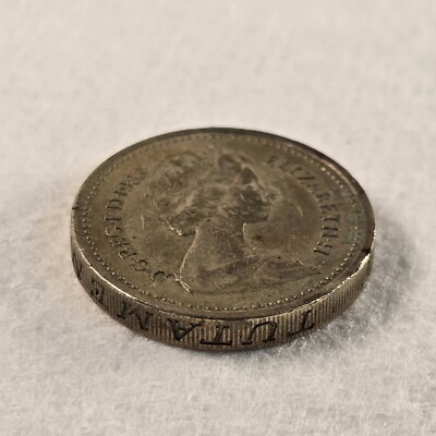 1983 Queen Elizabeth II One Pound Coin Error ''Decus Et Tutamen'' Upside Down Rare