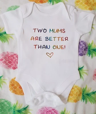 MAGIC DANCEWEAR Zwei Mütter sind besser als eine Babyweste Homosexuell LGBT lesbisch stolz Sohn Tochter Geschenk