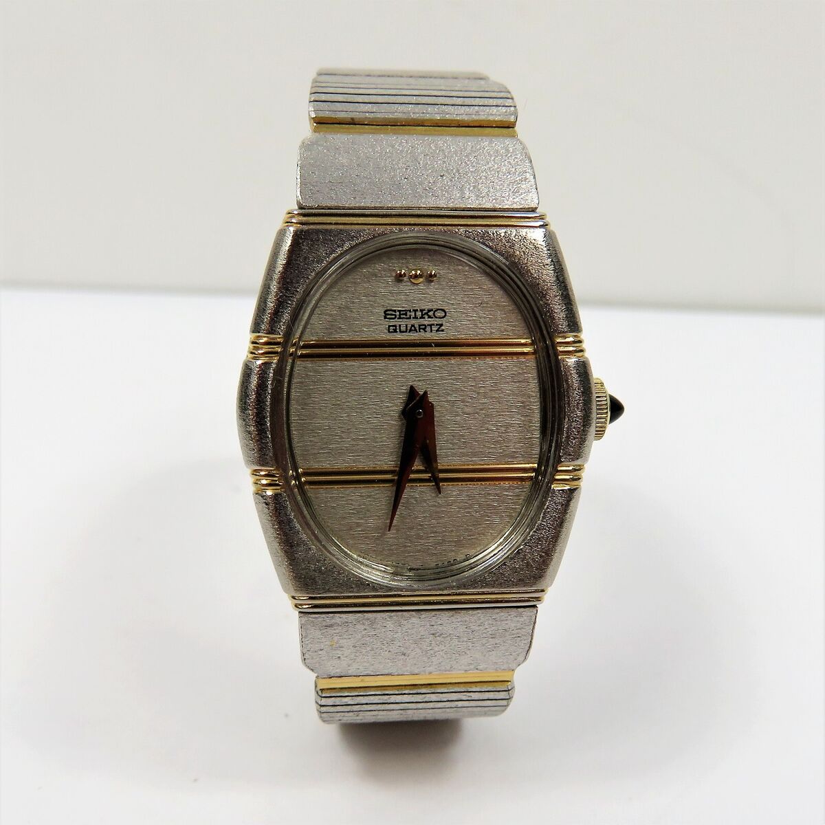 VINTAGE (1983) ELEGANT LADIES SEIKO SILVER & GOLD DUAL-TONE VINTAGE (1983) ELEGANT LADIES SEIKO SILVER & GOLD DUAL-TONE