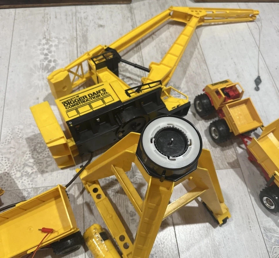 Lote de juguetes de construcción Digger Dan - -Grúa-Tractor-Remolque-Camión - Mezclador- Foto 2 de 4
