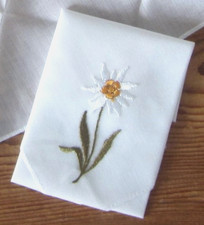 Damen Taschentuch in WEISS mit EDELWEISS Stickerei - noch gefaltet, unbenutzt.