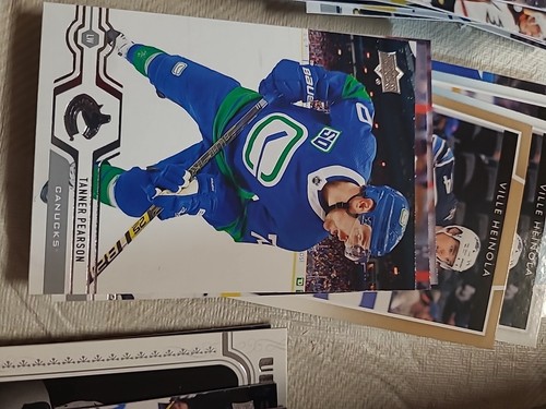 Hockey Tin And Hockey Cards - Picture 19 of 23