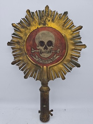 Antiker Messing Prozessionsaufsatz bemalt mit Memento Mori