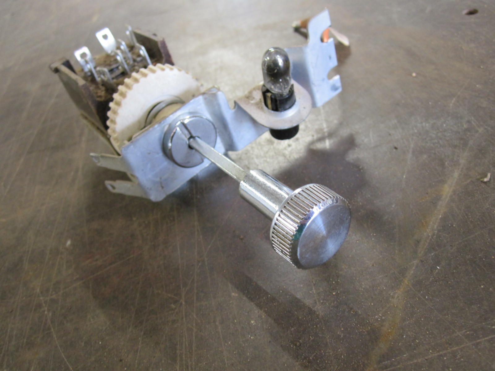 81-86 DODGE HEADLIGHT SWITCH W/ NICE CHROME KNOB OEM WORKS