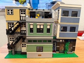 LEGO CREATOR: Assembly Square (10255) - USED 99% complete