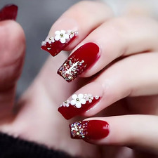 Uñas postizas cortas tipo ataúd con diseño de flores 3D blancas y perlas.