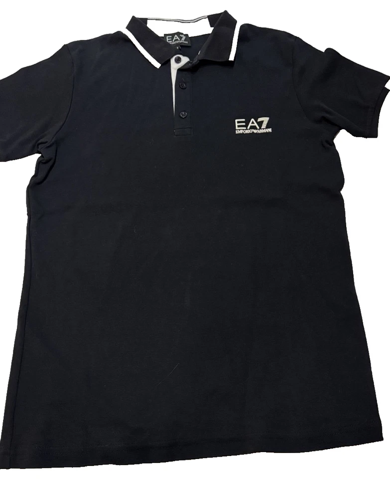 Camisa polo masculina manga curta Emporio Armani EA7 tamanho P preta com acabamento branco - Imagem 3 de 4