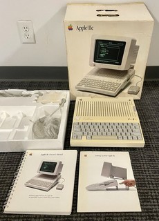 Vintage 1986 Apple II C A2S4100 Computer w/ Box Books Power Supply Powers On