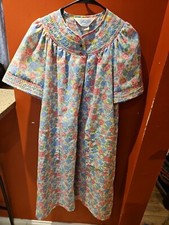 Vintage Leisure Life Floral House Dress Robe Snap Front Sz Medium Mumu Feminine