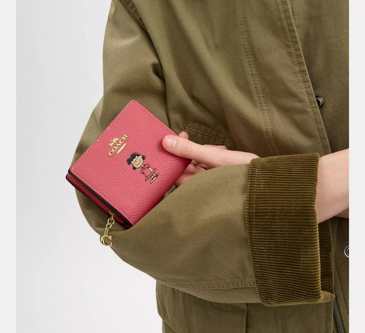 coachスヌーピー 二つ折り財布ルーシー　CBN89 COACH コーチ X ピーナッツ コラボ 2025新作 ルーシー プリント