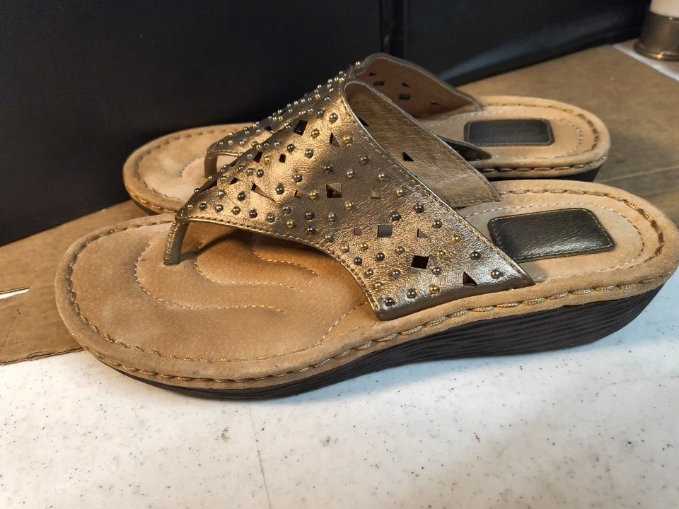 Sandali donna 10 M Clarks Artisan Amaya trong oro borchie tanga pelle 32094