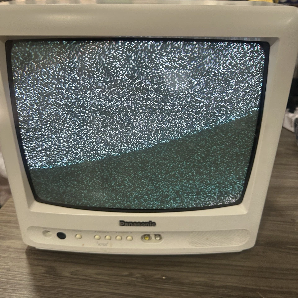 2003 Panasonic CT-13R28WG Retro Gaming 13" Color White CRT TV Front A/V & Remote - Image 4 of 4