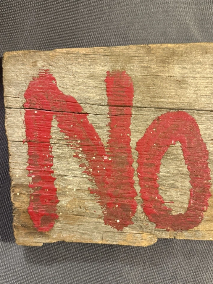 Antiguo letrero de arte popular pintado SIN CAZA país primitivo Foto 2 de 4