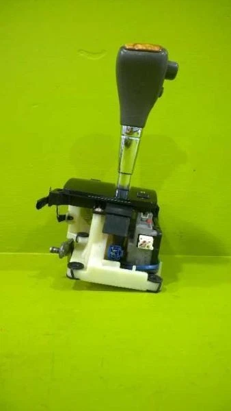 01 RX300 AT FLOOR TRANSMISSION GEAR SHIFT SHIFTER ASSEMBLY OEM 3269-26 Foto 3 de 4