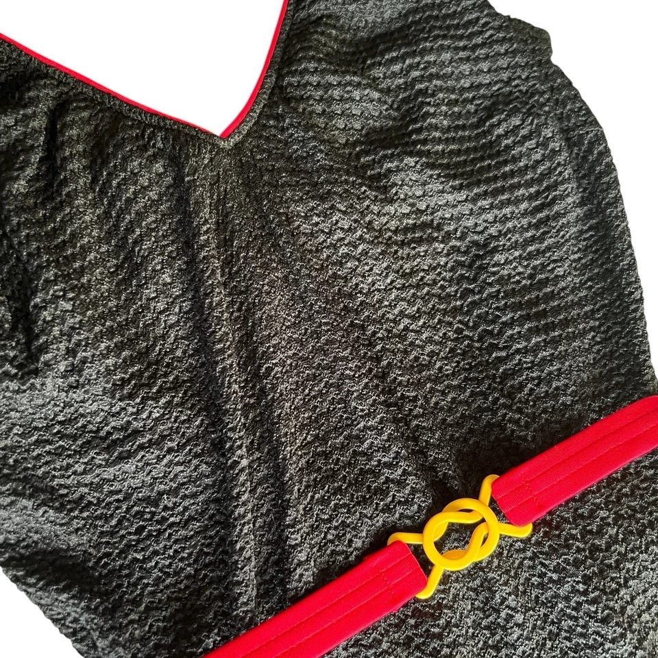 Terno de banho retrô anos 80 Jantzen preto cinto vermelho textura franzida praia esportiva - Imagem 2 de 4