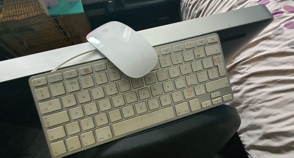 Apple iMAC 24 pulgadas 640 GB 4 GB RAM 3.06 GHZ principios de 2009, con teclado y mouse  Foto 4 de 4