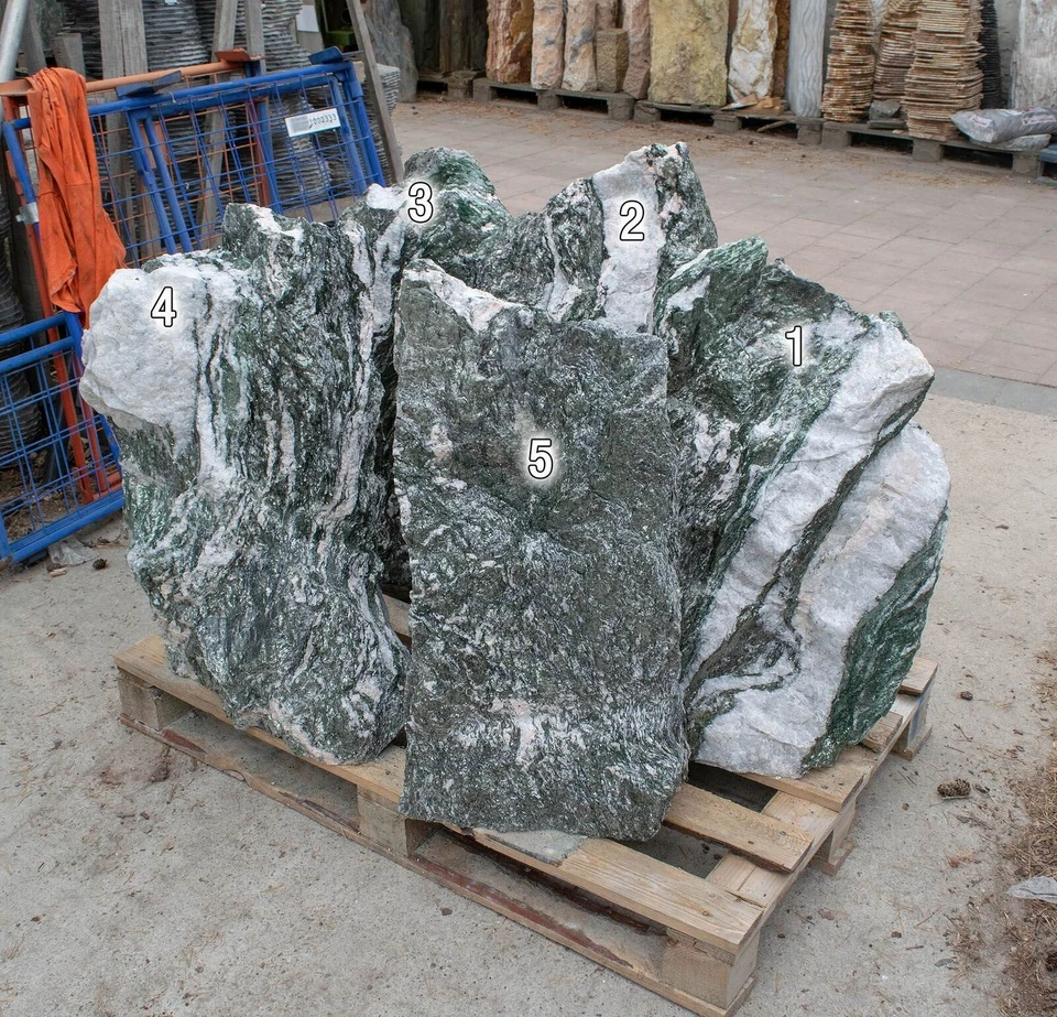 Artic Green LAPPLAND Stele Monolith Felsen Findling Quarzit Naturstein Säule