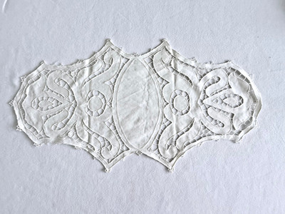 VINTAGE CANTU LACE TABLE RUNNER / DRESSER SCARF - OPEN CUTWORK - IVORY 28'' x 15''