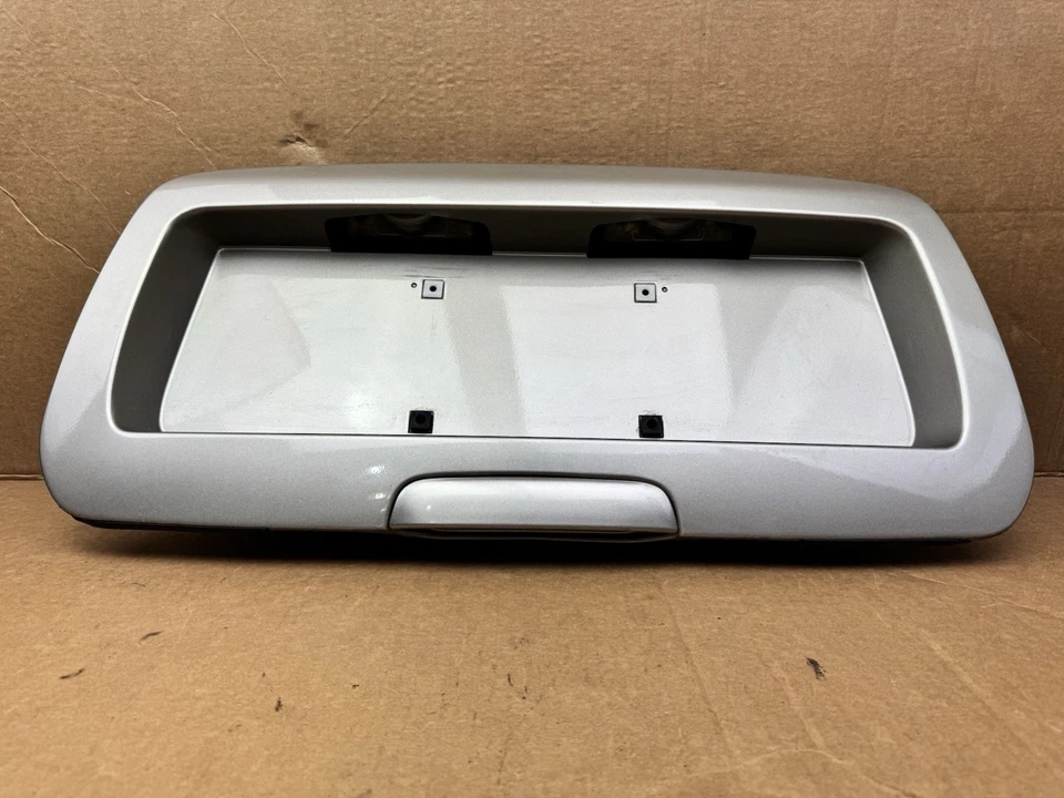 Задняя панель номерного знака багажника 2002-2009 Chevy TrailBlazer от оригинального производителя серая/серебристая *читайте - Изображение 3 из 4