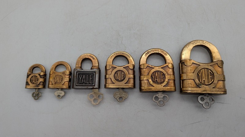 LOT (6) YALE & TOWN MFG. CO BRASS PADLOCKS - ALL WITH KEYS ALL DIFFERENT SIZES
