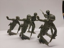  LOT 5 1960's Louis Marx 6inch World War II USMC toy plastic soldiers w/ rifles