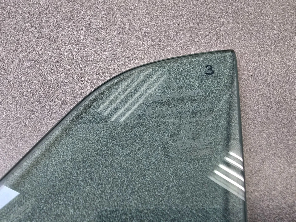 NICE USED ORIGINAL SEKURIT ESG PORSCHE 911 930 DRIVERS DOOR TINTED VENT WINDOW 3 - Изображение 3 из 4