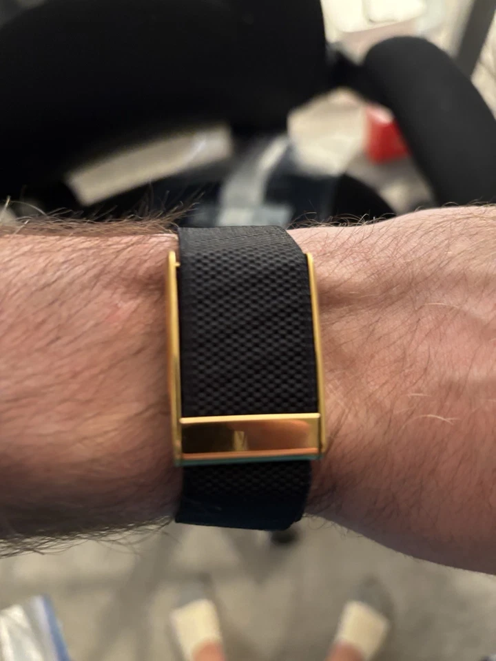 Nueva banda Whoop mg/5.0 Luxe (con logotipo) color negro - cierre/eslabón dorado brillante Foto 2 de 4